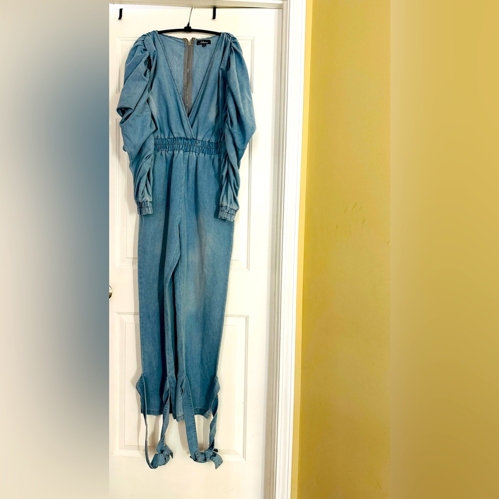 Long-sleeved denim jumpsuit. Ruched sleeves. Sexy leg ties.